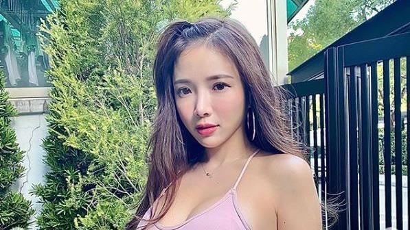 學霸女神背帶卡進溝　水球奶擠爆上衣