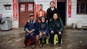 ▲「喂」回到貴州布依族與家人團聚。（圖／翻攝自微博）