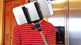 自拍棒，自拍，拍照（示意圖／翻攝自Pixabay）
