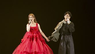 楊丞琳才踩空摔落　青峰退場險跌嚇壞