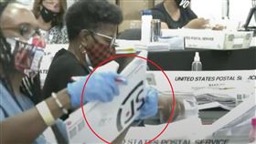 美國媒體追蹤2020年總統計票作業，直播時被網友發現不對勁。（圖取自USA TODAY）