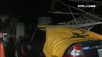 閃電襲恆春現10級風　車遭鷹架砸毀