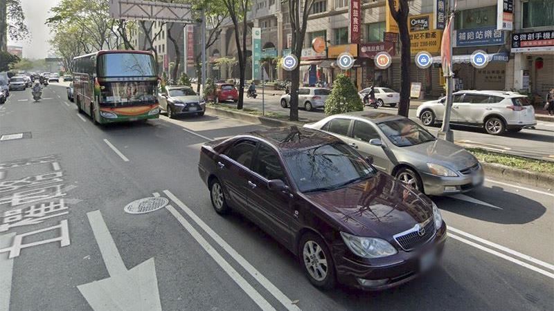 用路人注意　任意跨越雙白實線必開罰