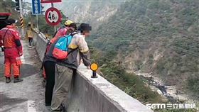 男子闖中橫跳邊坡／翻攝畫面