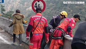 男子闖中橫跳邊坡／翻攝畫面