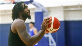 裕隆新洋將克里斯默斯加入訓練來自美國、身高203公分的洋將克里斯默斯（Rakeem Christmas），是SBL裕隆納智捷本季新洋將，在抵台後他先進行14天隔離，期滿才歸隊加入訓練。中央社記者龍柏安攝  109年11月6日