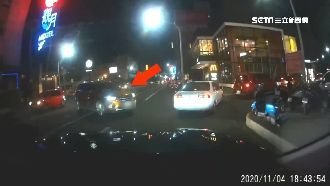 違規插隊遭拒　婦竟反罵：實在很差勁