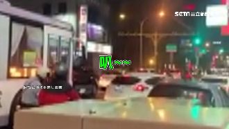 轎車斜停等接人　公車司機怒叭20秒