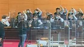 李麗華帶動中市府官員唱跳《山頂黑狗兄》／翻攝自臺中市議會YouTube