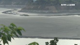 曾文水庫見底無法渡船　童繞山路上學