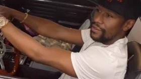 ▲炫富拳王梅約瑟在泳池畔運動吧觀看比賽，帶著成堆現金回家。（圖／翻攝自IG）