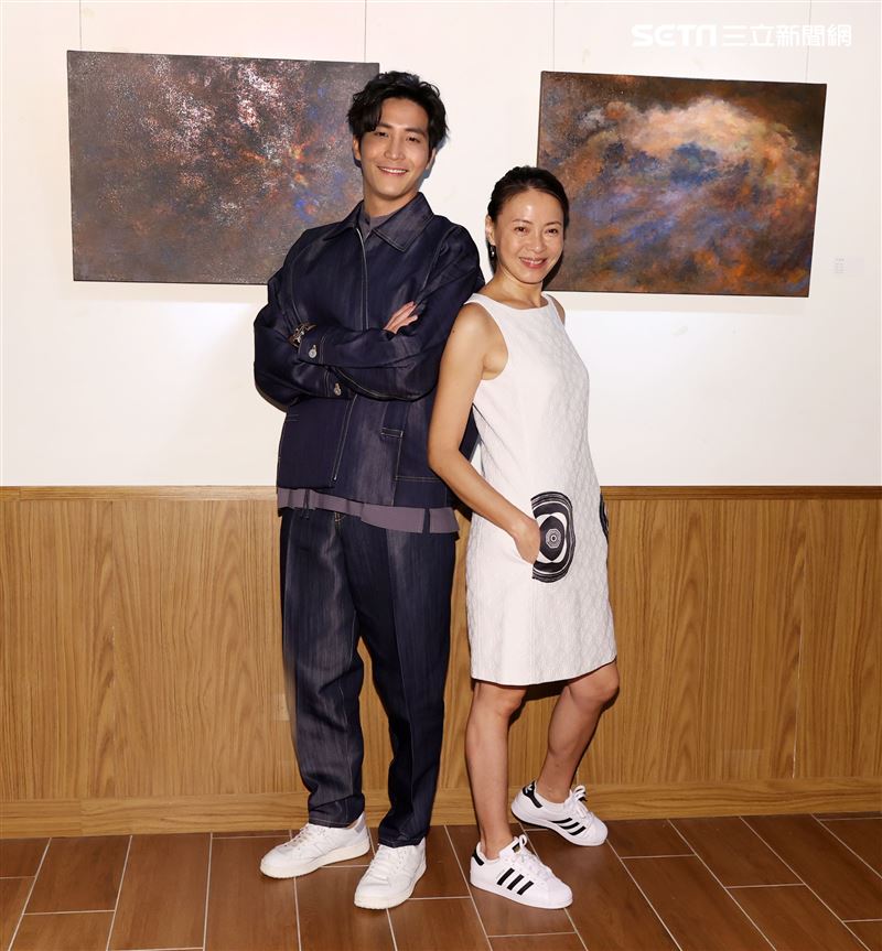 吳翔震首度畫展光合作用開幕茶會嘉賓影后柯淑勤前往祝賀。（記者邱榮吉/攝影）