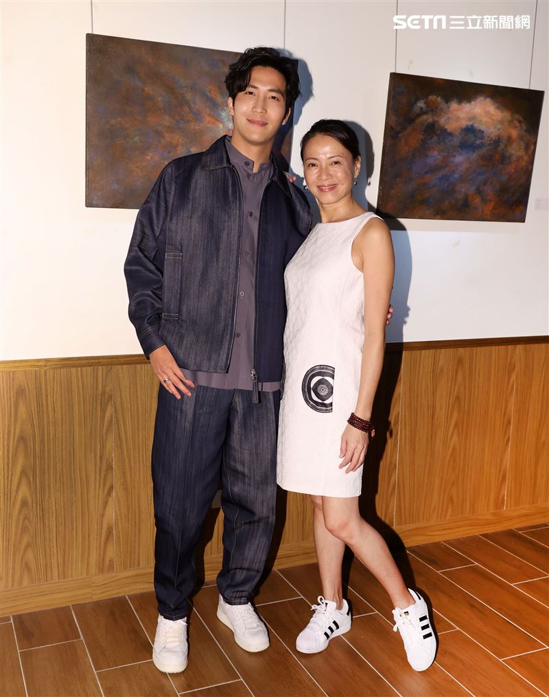 吳翔震首度畫展光合作用開幕茶會嘉賓影后柯淑勤前往祝賀。（記者邱榮吉/攝影）