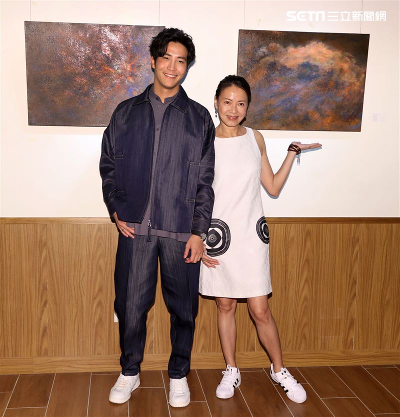 吳翔震首度畫展光合作用開幕茶會嘉賓影后柯淑勤前往祝賀。（記者邱榮吉/攝影）