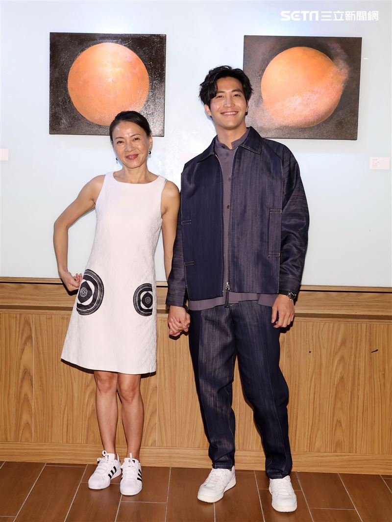 吳翔震首度畫展光合作用開幕茶會嘉賓影后柯淑勤前往祝賀。（記者邱榮吉/攝影）