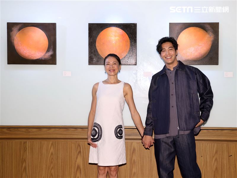 吳翔震首度畫展光合作用開幕茶會嘉賓影后柯淑勤前往祝賀。（記者邱榮吉/攝影）