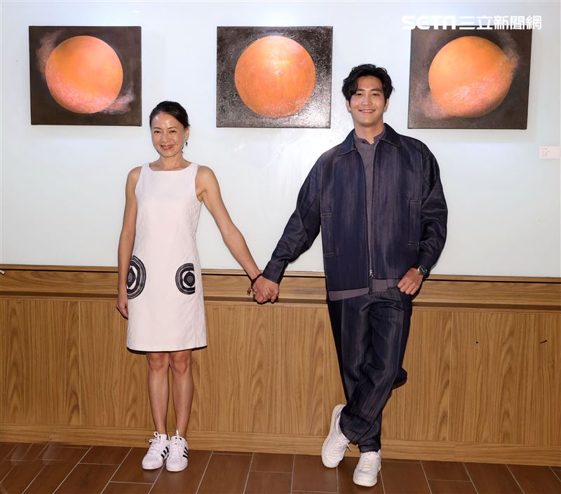 吳翔震首度畫展光合作用開幕茶會嘉賓影后柯淑勤前往祝賀。（記者邱榮吉/攝影）