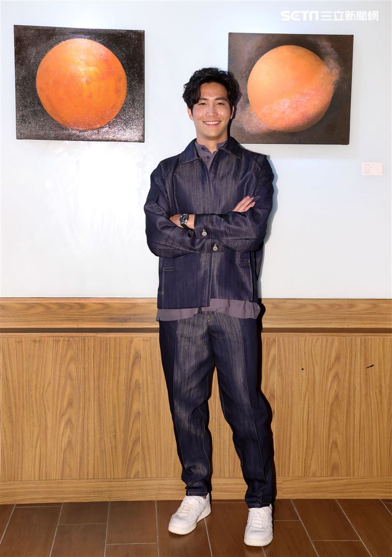 吳翔震首度畫展光合作用開幕。（記者邱榮吉/攝影）