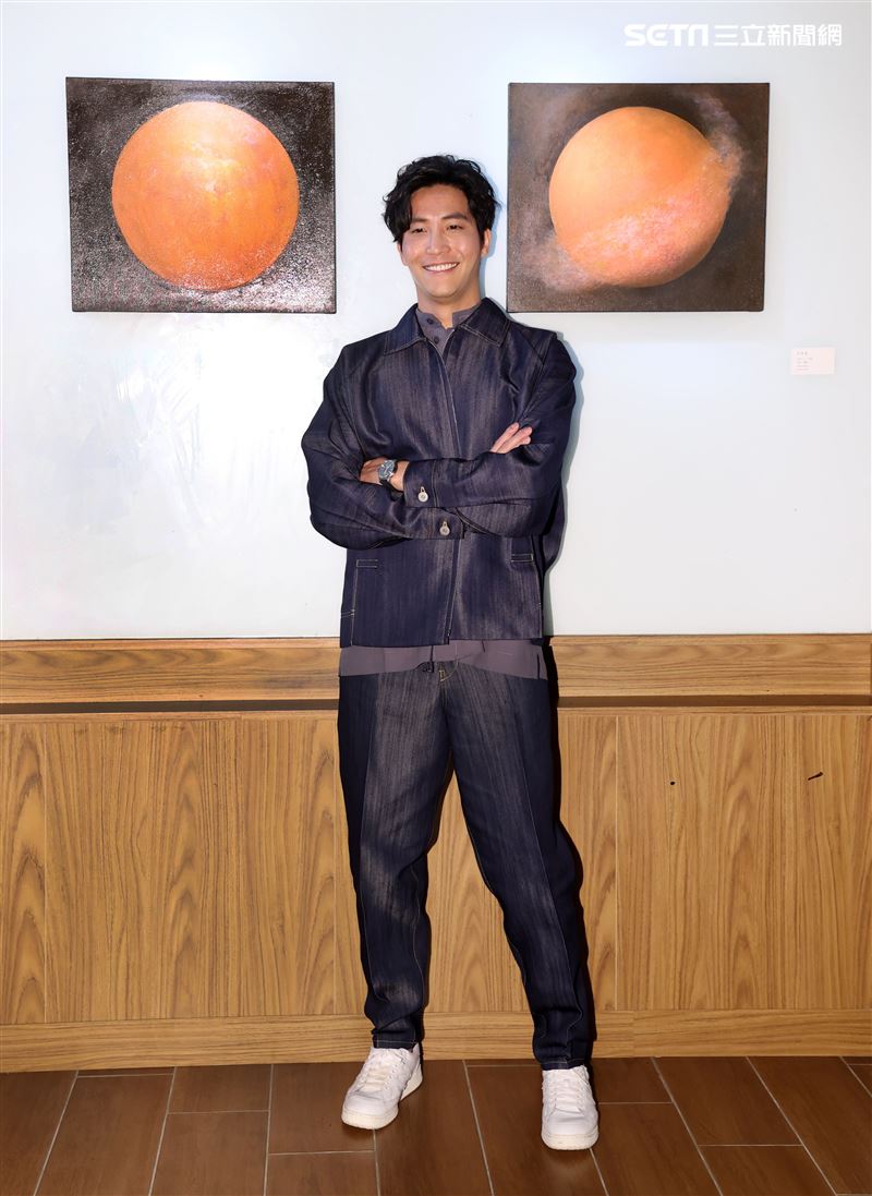 吳翔震首度畫展光合作用開幕。（記者邱榮吉/攝影）