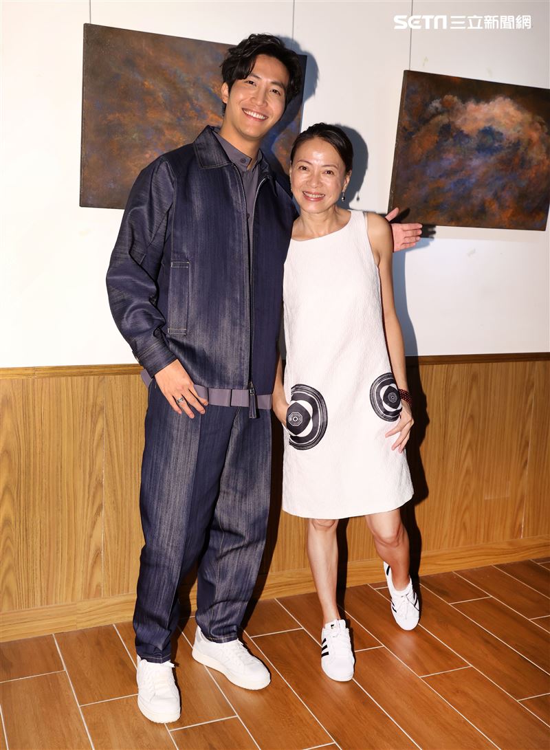 吳翔震首度畫展光合作用開幕茶會嘉賓影后柯淑勤前往祝賀。（記者邱榮吉/攝影）