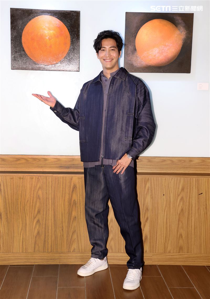 吳翔震首度畫展光合作用開幕。（記者邱榮吉/攝影）