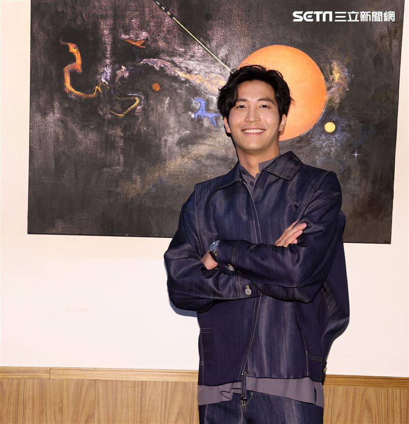 吳翔震首度畫展光合作用開幕。（記者邱榮吉/攝影）