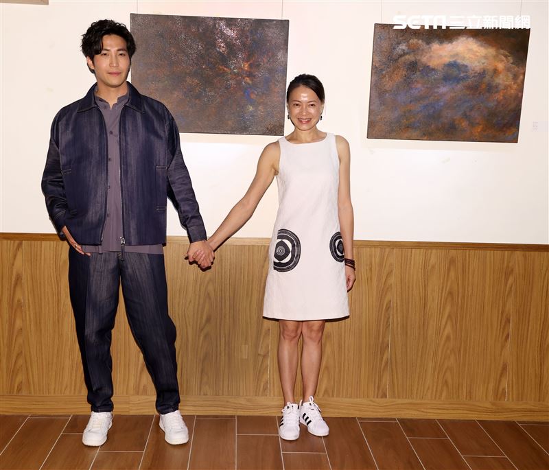 吳翔震首度畫展光合作用開幕茶會嘉賓影后柯淑勤前往祝賀。（記者邱榮吉/攝影）