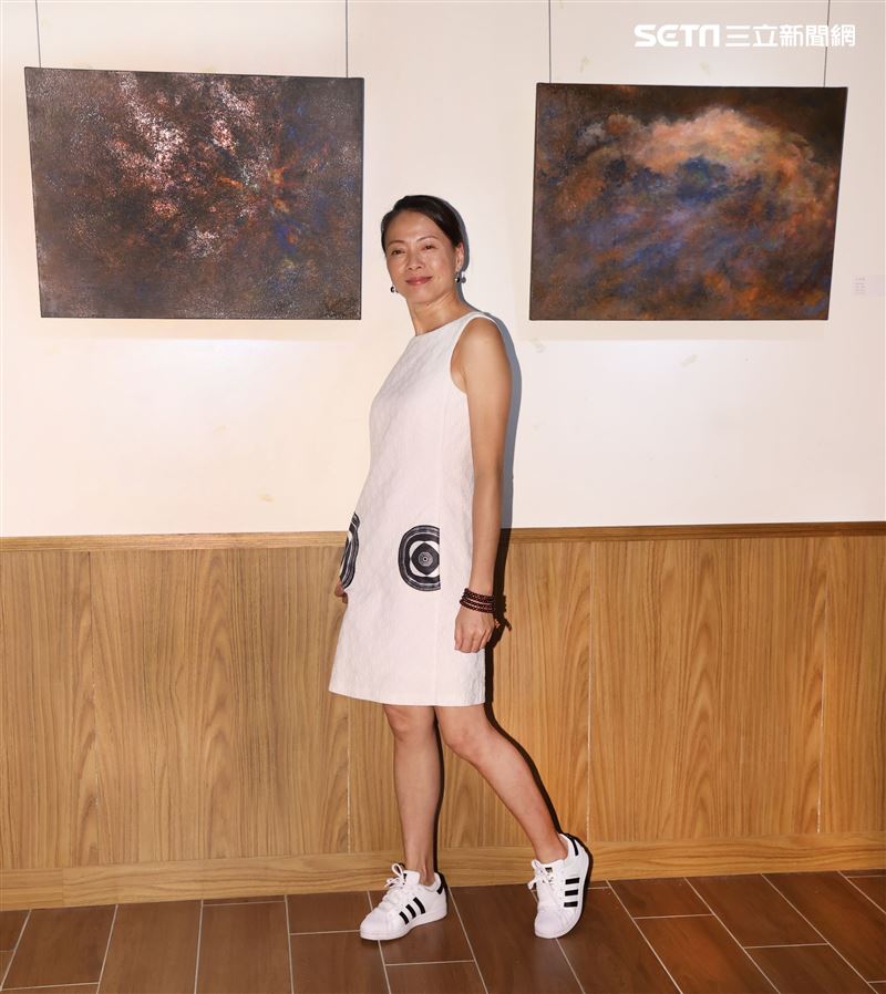 影后柯淑勤出席吳翔震首度畫展光合作用開幕。（記者邱榮吉/攝影）