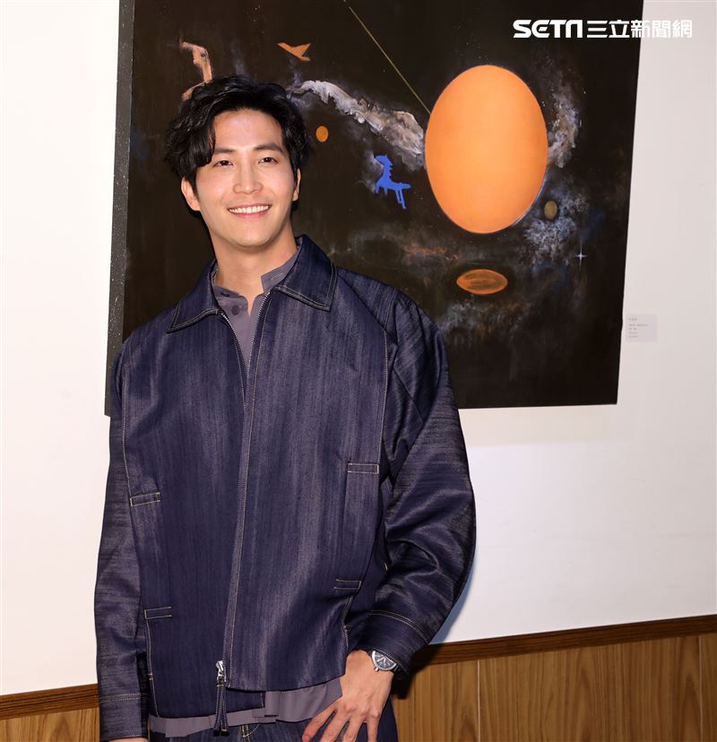 吳翔震首度畫展光合作用開幕。（記者邱榮吉/攝影）