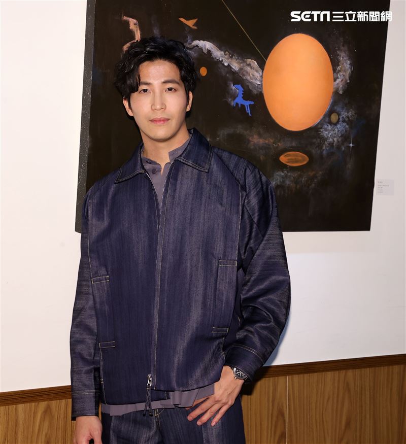 吳翔震首度畫展光合作用開幕。（記者邱榮吉/攝影）