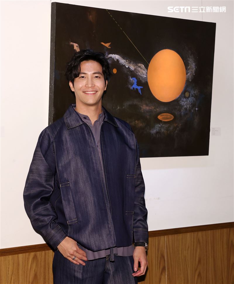 吳翔震首度畫展光合作用開幕。（記者邱榮吉/攝影）