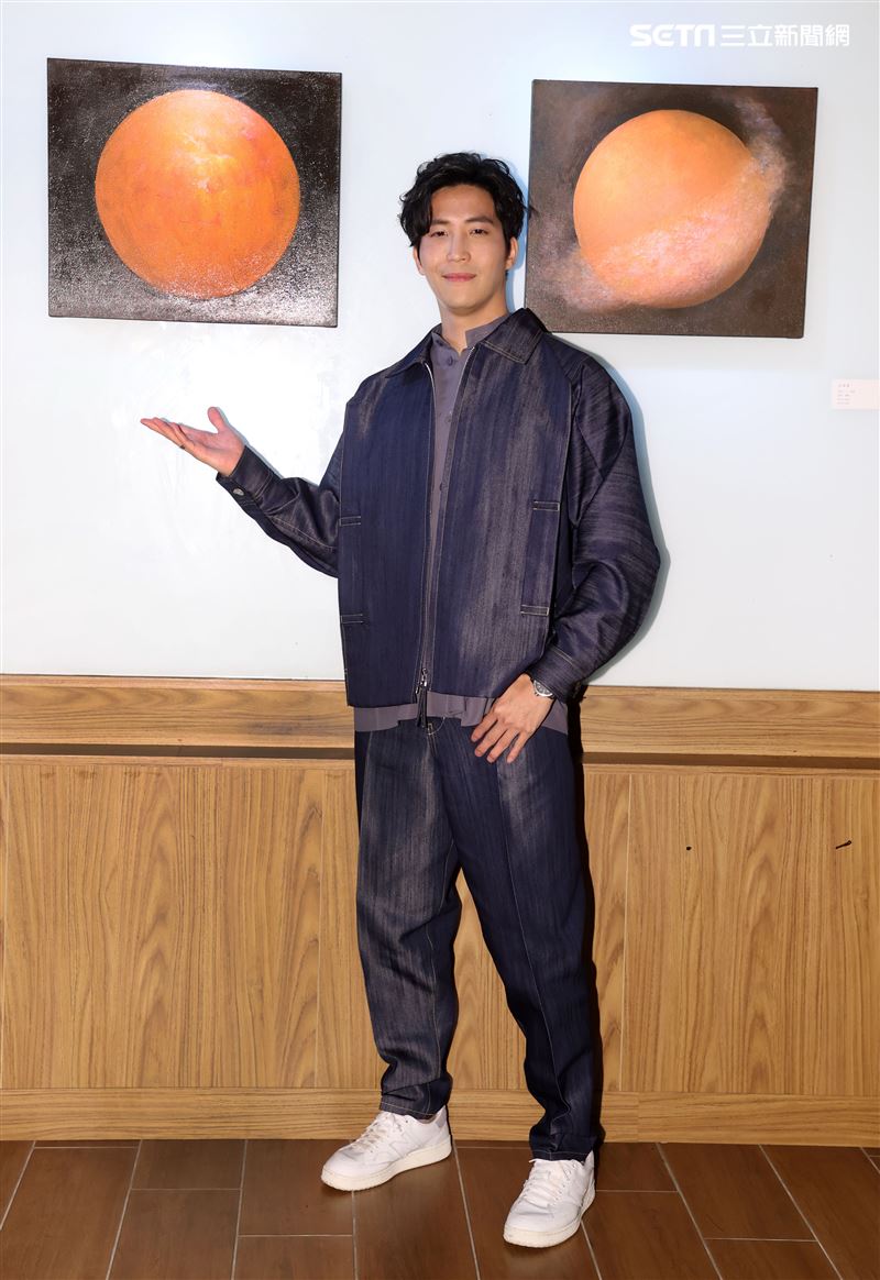 吳翔震首度畫展光合作用開幕。（記者邱榮吉/攝影）