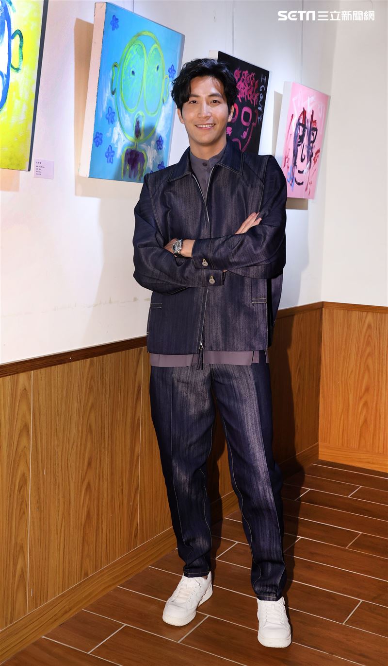 吳翔震首度畫展光合作用開幕。（記者邱榮吉/攝影）