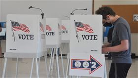 美國年輕選民偏好拜登  白人青年除外美國塔弗茲大學的投票資料於4日分析指出，30歲以下的美國選民整體而言偏好民主黨候選人拜登，但年輕的白人男性則支持共和黨籍的現任總統川普。圖攝於11月3日美大選投票所一景。中央社記者周世惠舊金山攝　109年11月6日