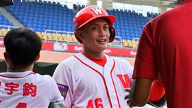 中職味全龍與中培隊打練習賽　劉基鴻開轟中華職棒味全龍隊6日與中華培訓隊在雲林斗六進行練習賽，劉基鴻（中）全場貢獻3打點，第4局時更從旅美投手胡智為手中轟出2分砲。（味全龍提供）中央社記者楊啟芳傳真　109年11月6日