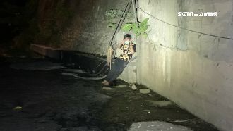 毒販見警跳大排水溝　腳扭傷向警求救