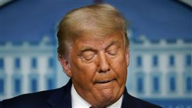 川普（不爽,難過,落寞,輸了,慘輸,可憐,衰,慘,背影
圖／美聯社／達志影像