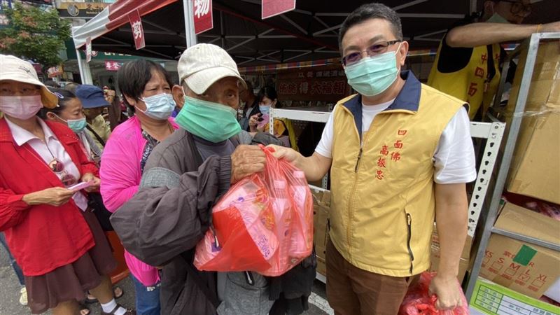台中四面佛送愛不中斷　捐百萬助弱勢