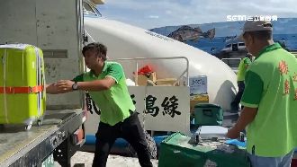 停航4天綠島缺物資　漁港復航急載運