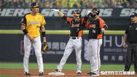 ▲統一獅中外野手江亮緯首打席敲出安打。（圖／記者劉彥池攝影）