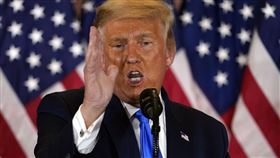 川普（不爽,難過,落寞,輸了,慘輸,可憐,衰,慘,背影
圖／美聯社／達志影像