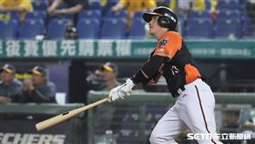 ▲統一獅三壘手陳鏞基敲出2分砲。（圖／記者劉彥池攝影）