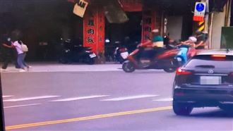 直擊！天降石塊落地　騎士差點被奪命