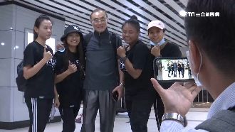 立院遭潑脫衣　馮世寬爆紅民眾搶合照