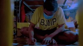 武漢肺炎疫情下，多數菲律賓受刑人的家人無法到監獄探視。33歲的受刑人湯姆卻利用獄方的「數位探視計畫」，自製教材為5歲女兒遠距上課。（圖取自facebook.com/profile.php）