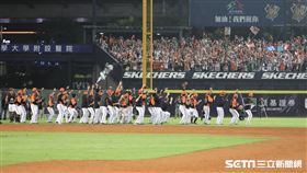 ▲統一獅12：1擊敗中信兄弟，球員賽後到外野跳戰舞。（圖／記者劉彥池攝影）