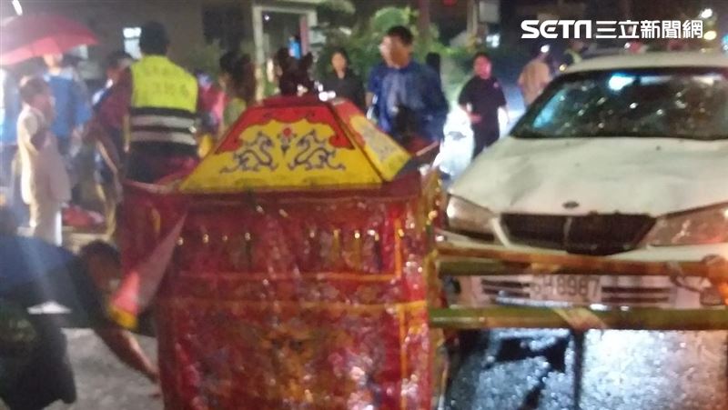 通霄轎車撞進香團　5香客受傷急送醫