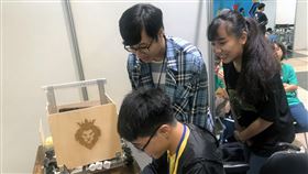 陳威澔克服肢體障礙　與同學組隊參加TDK盃20歲青年陳威澔（前）罹患先天性多發關節硬化症，造成重度肢障，但他憑藉著對機器人的熱愛，今年和同學組隊參加TDK盃全國大專校院創思設計與製作競賽，陳威澔負責程式設計，全隊齊心成功闖進8強。中央社記者趙麗妍攝　109年11月7日