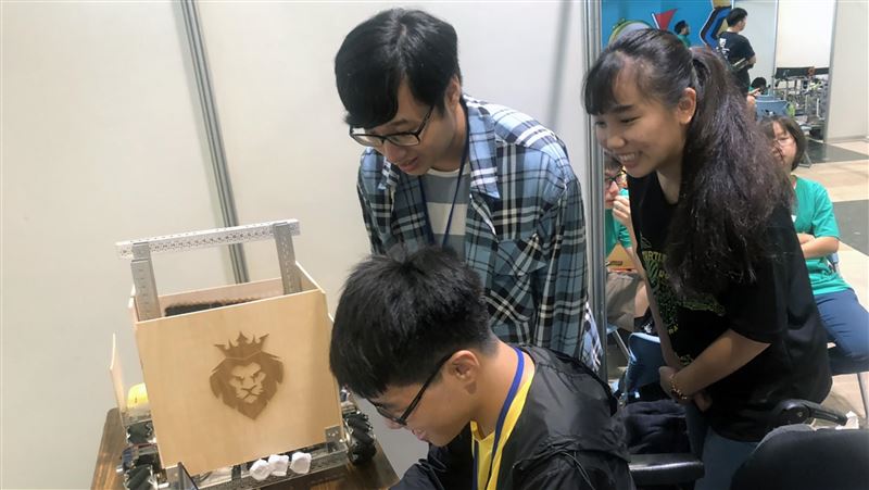 罕病少年攜手同學　機器人大賽獲佳績