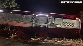 苗栗縣三義震驚傳遊覽車翻覆事故。（圖／翻攝畫面）